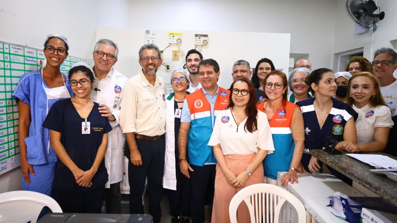grupo de pessoas posa para a foto